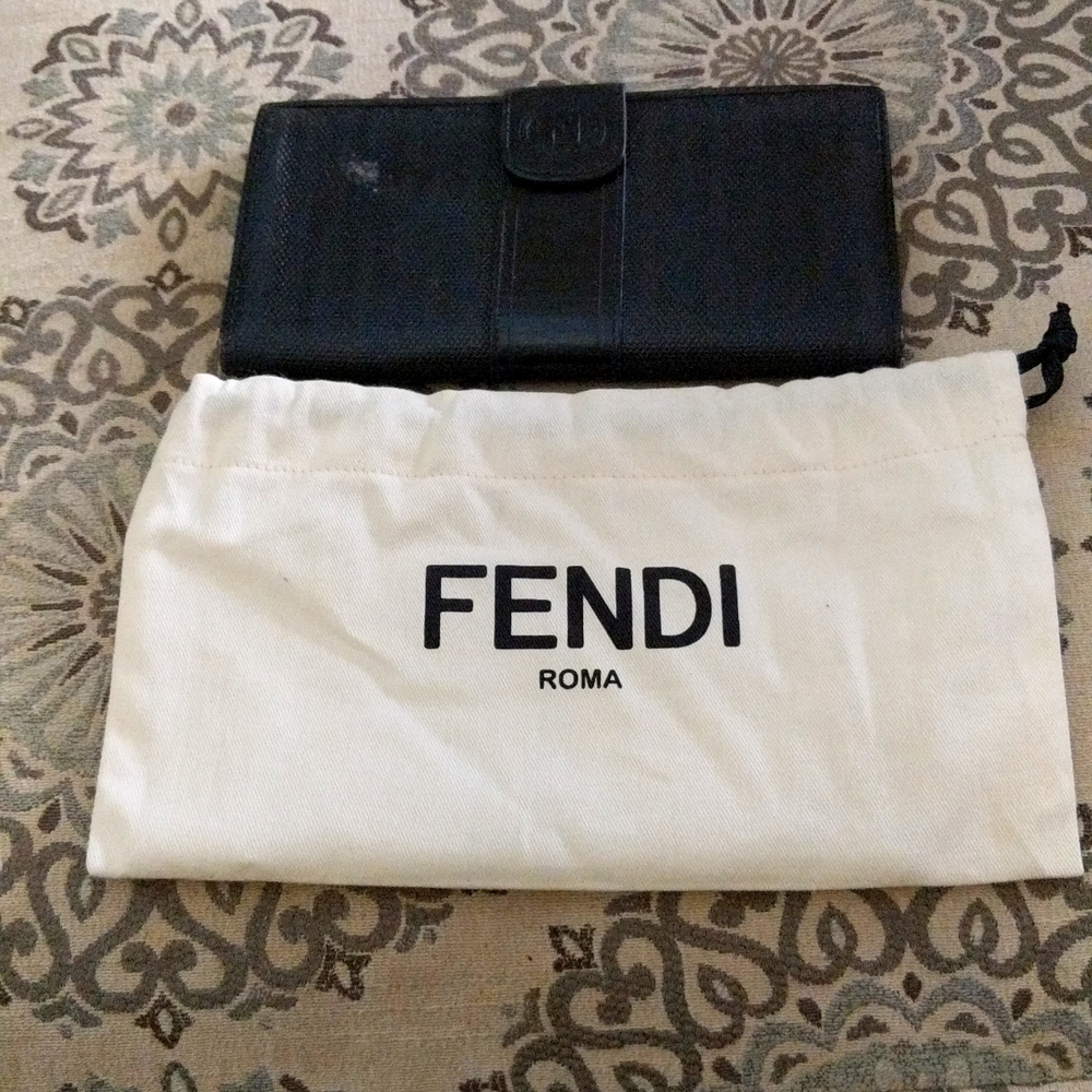 AUTHENTIC..VINTAGE MEDIUM SIZED LEATHER FENDI WALLET